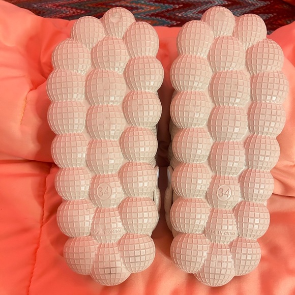 Girls Hollow Out Bubble Vented Clogs - Picture 4 of 6